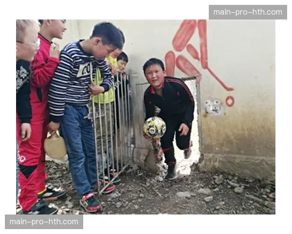 “通讯：英超“足球遗产项目”资助百所小学，推动基层足球设施建设”