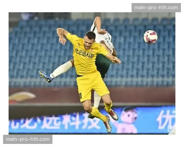 实时战报:深圳新鹏城多打一人仍难破密集防守,凸显攻坚难题 实时战报:深圳新鹏城多打一人仍难破密集防守,凸显攻坚难题